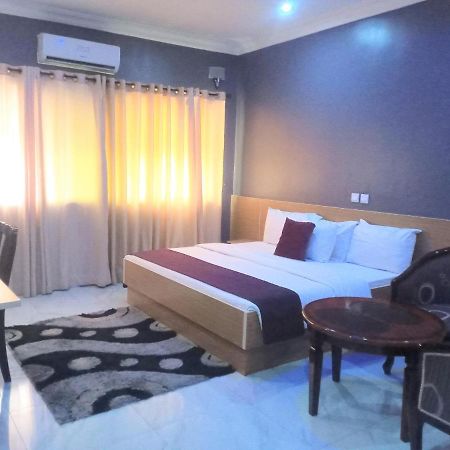 Fawzy Hotel Ибадан Экстерьер фото
