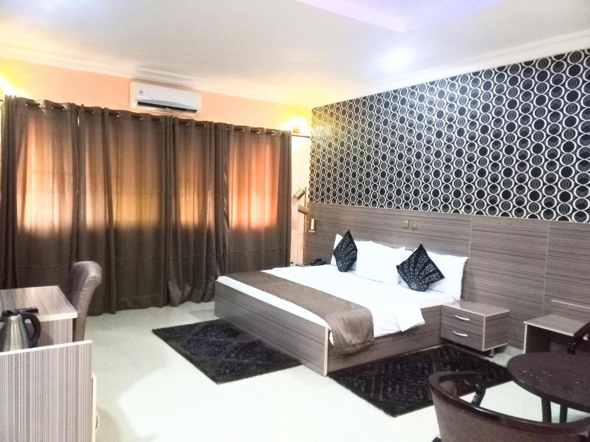 Fawzy Hotel Ибадан Экстерьер фото