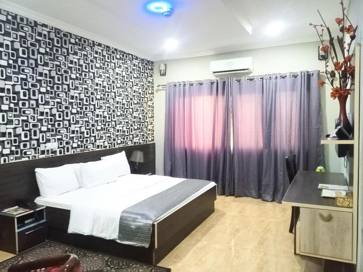 Fawzy Hotel Ибадан Экстерьер фото