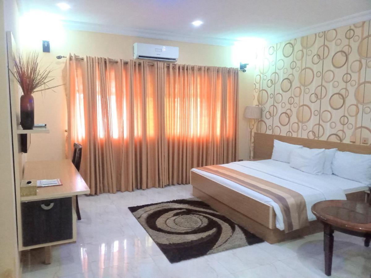 Fawzy Hotel Ибадан Экстерьер фото