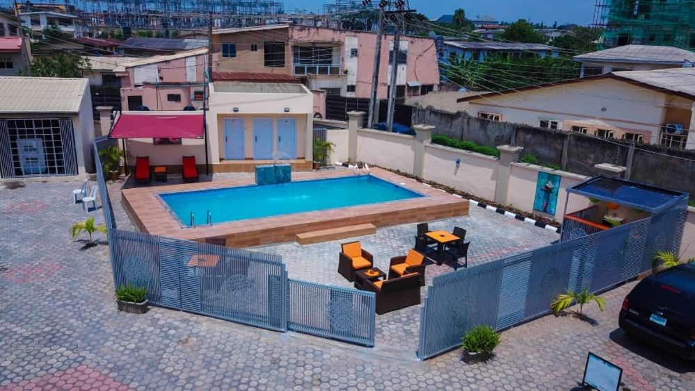 Fawzy Hotel Ибадан Экстерьер фото