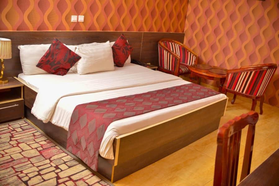 Fawzy Hotel Ибадан Экстерьер фото