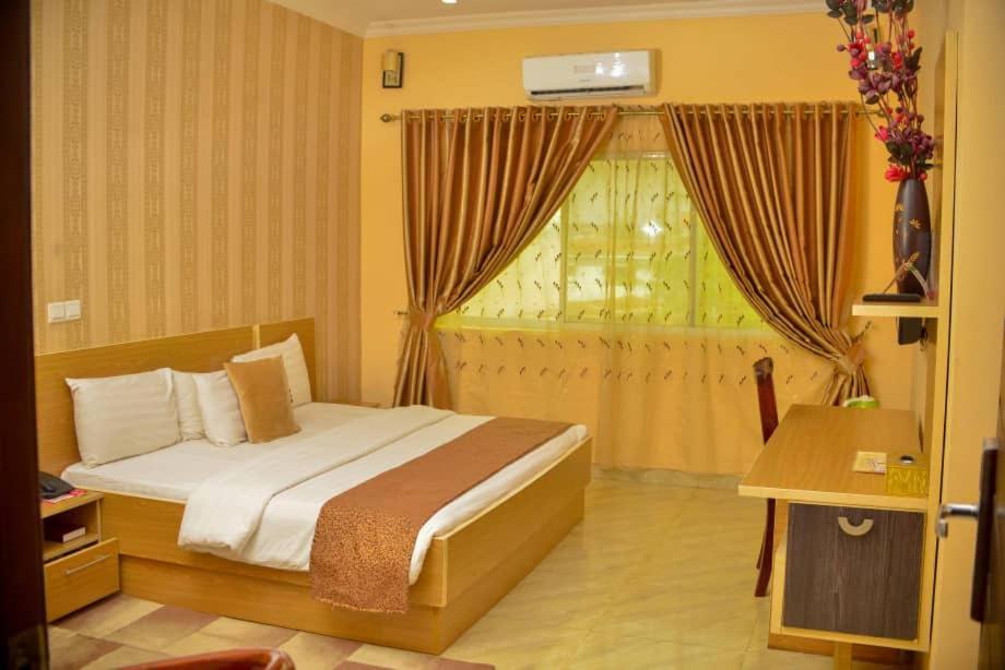 Fawzy Hotel Ибадан Экстерьер фото