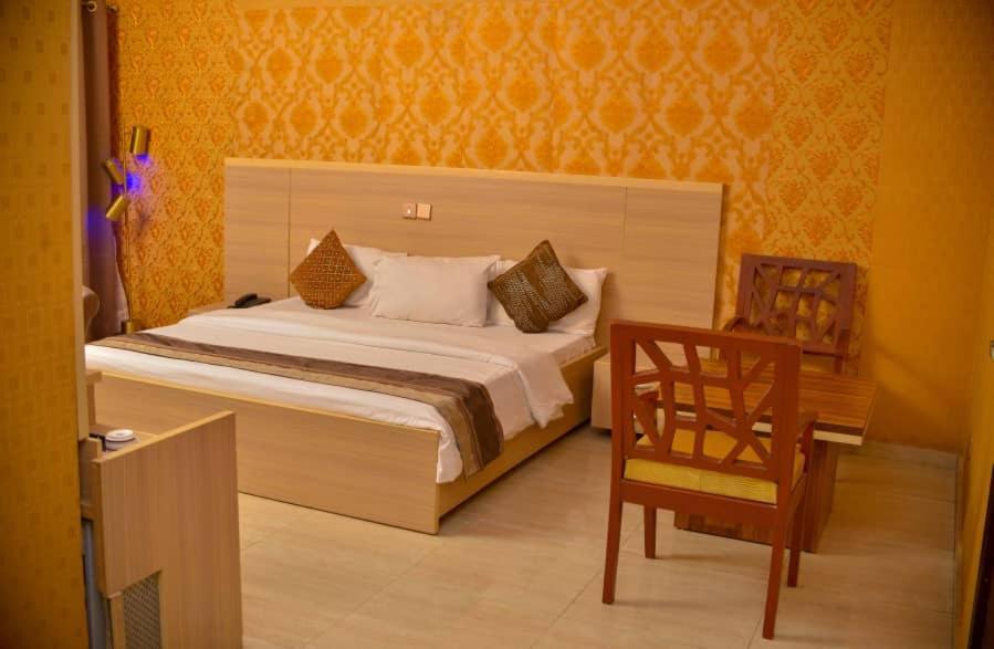 Fawzy Hotel Ибадан Экстерьер фото