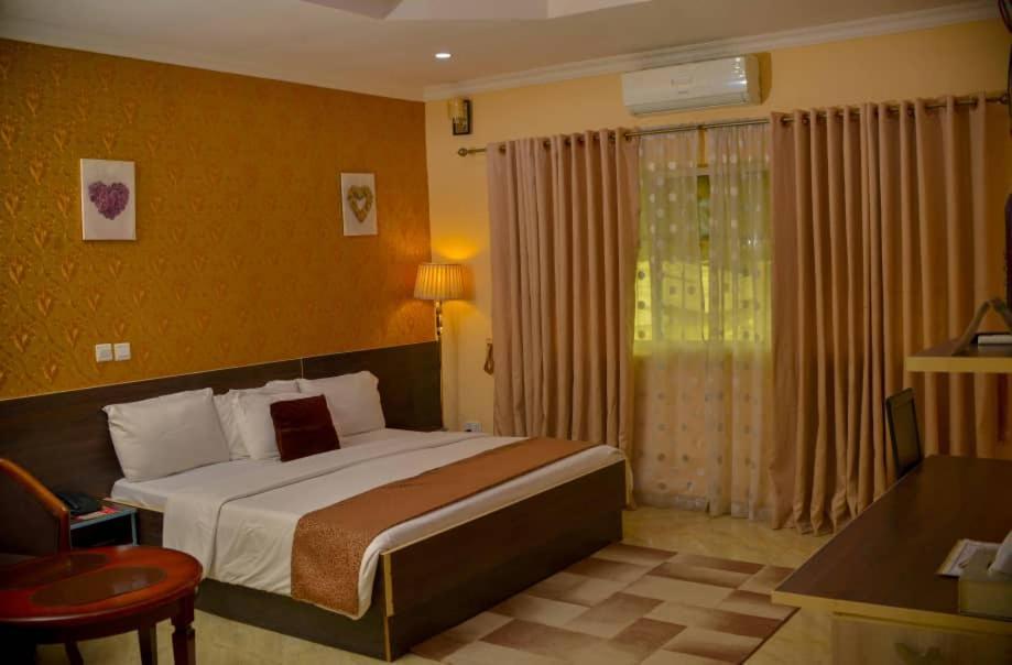 Fawzy Hotel Ибадан Экстерьер фото