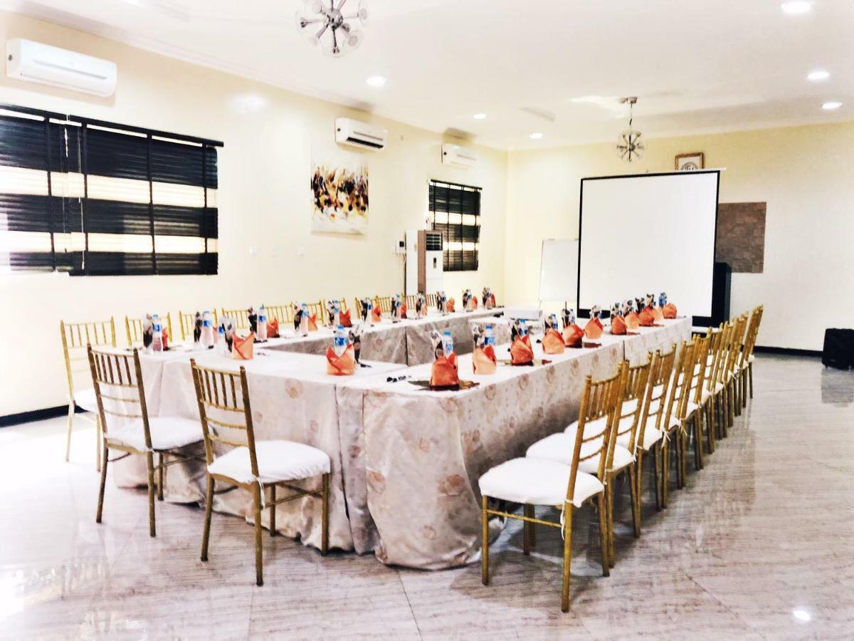 Fawzy Hotel Ибадан Экстерьер фото