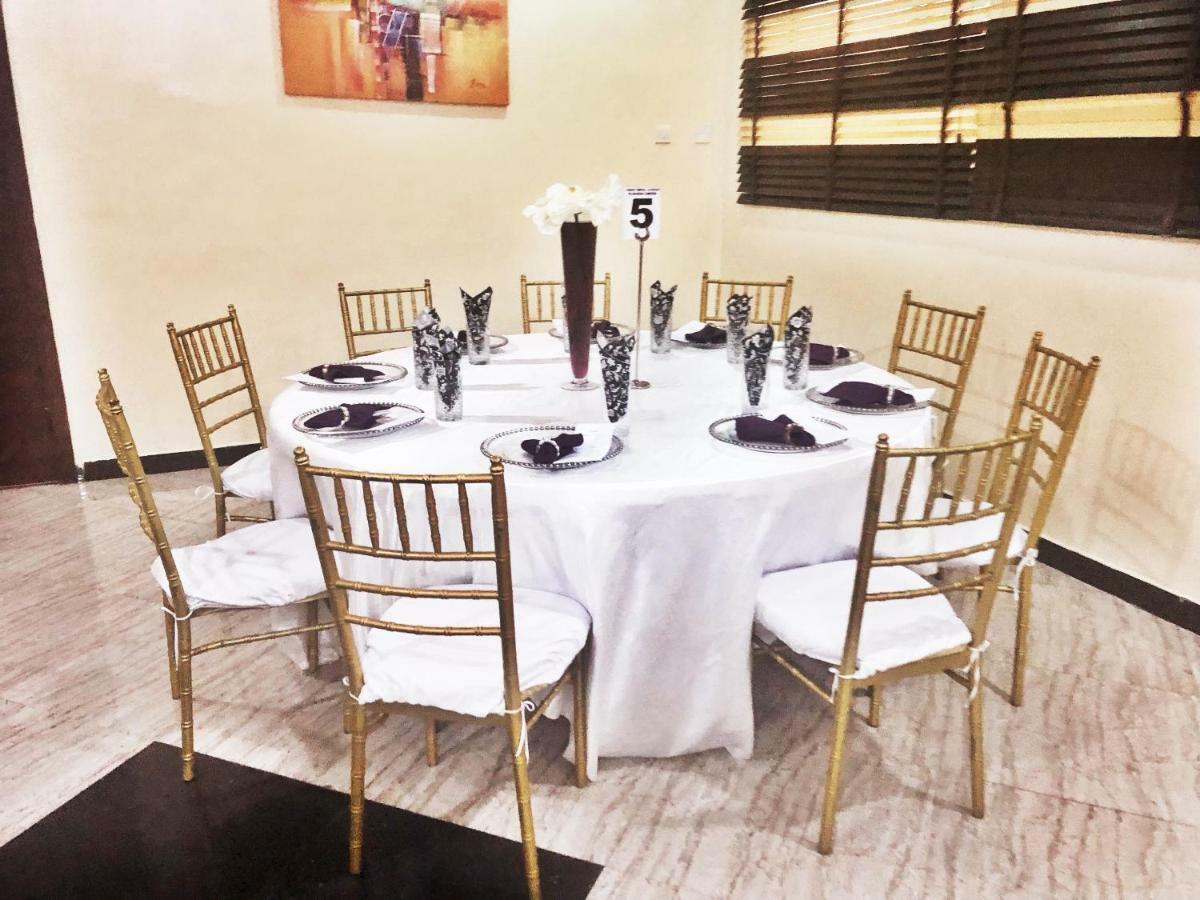 Fawzy Hotel Ибадан Экстерьер фото