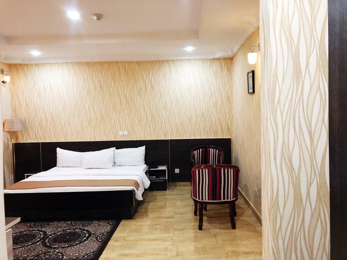 Fawzy Hotel Ибадан Экстерьер фото