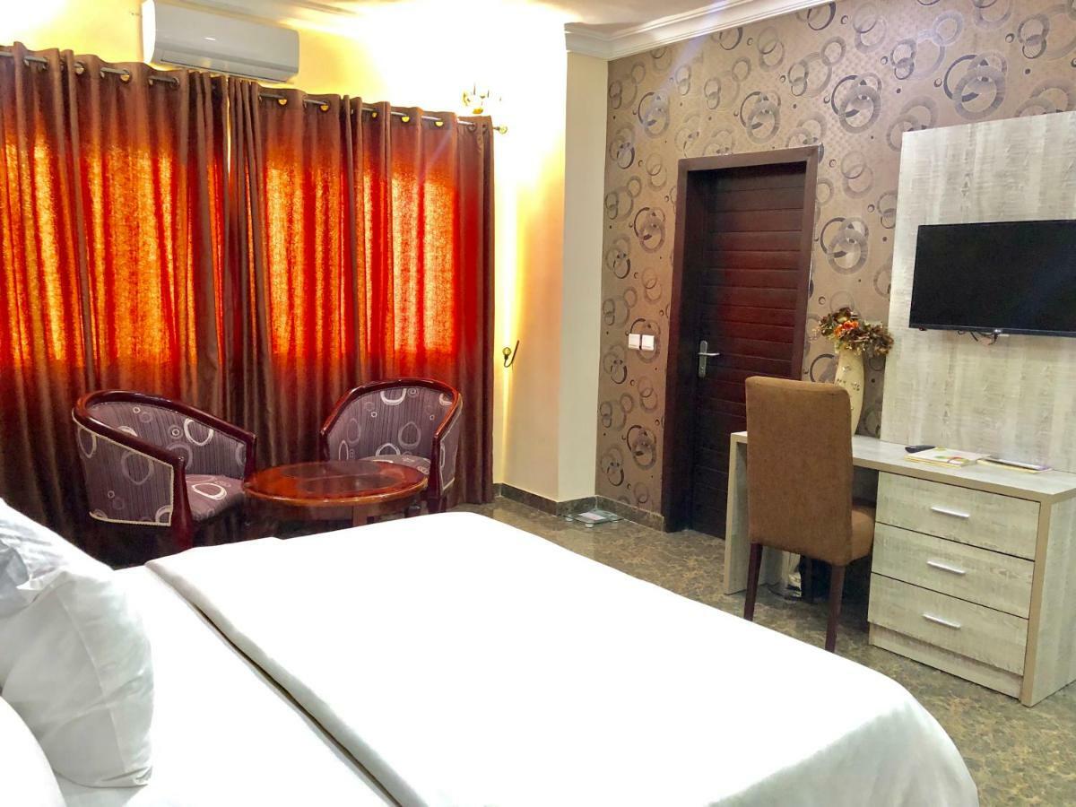 Fawzy Hotel Ибадан Экстерьер фото