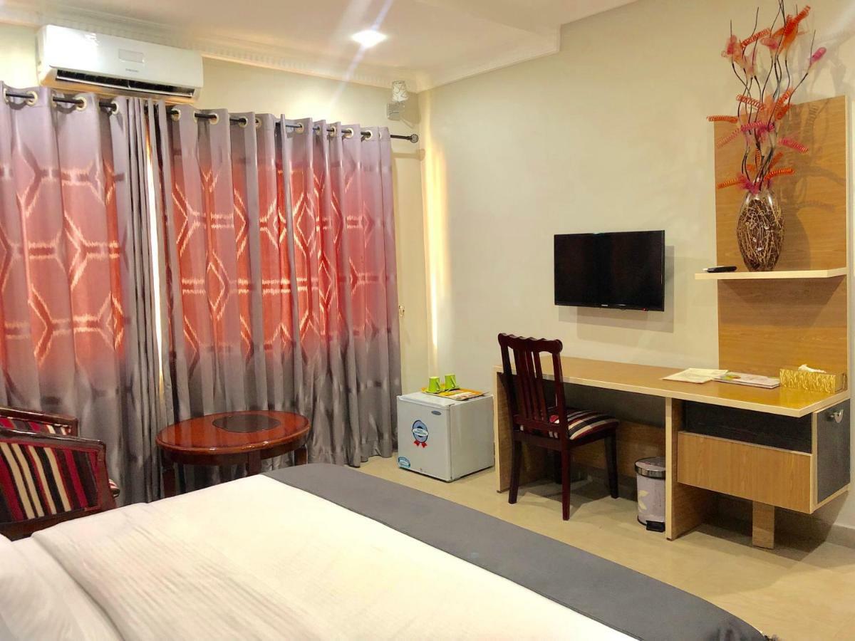 Fawzy Hotel Ибадан Экстерьер фото